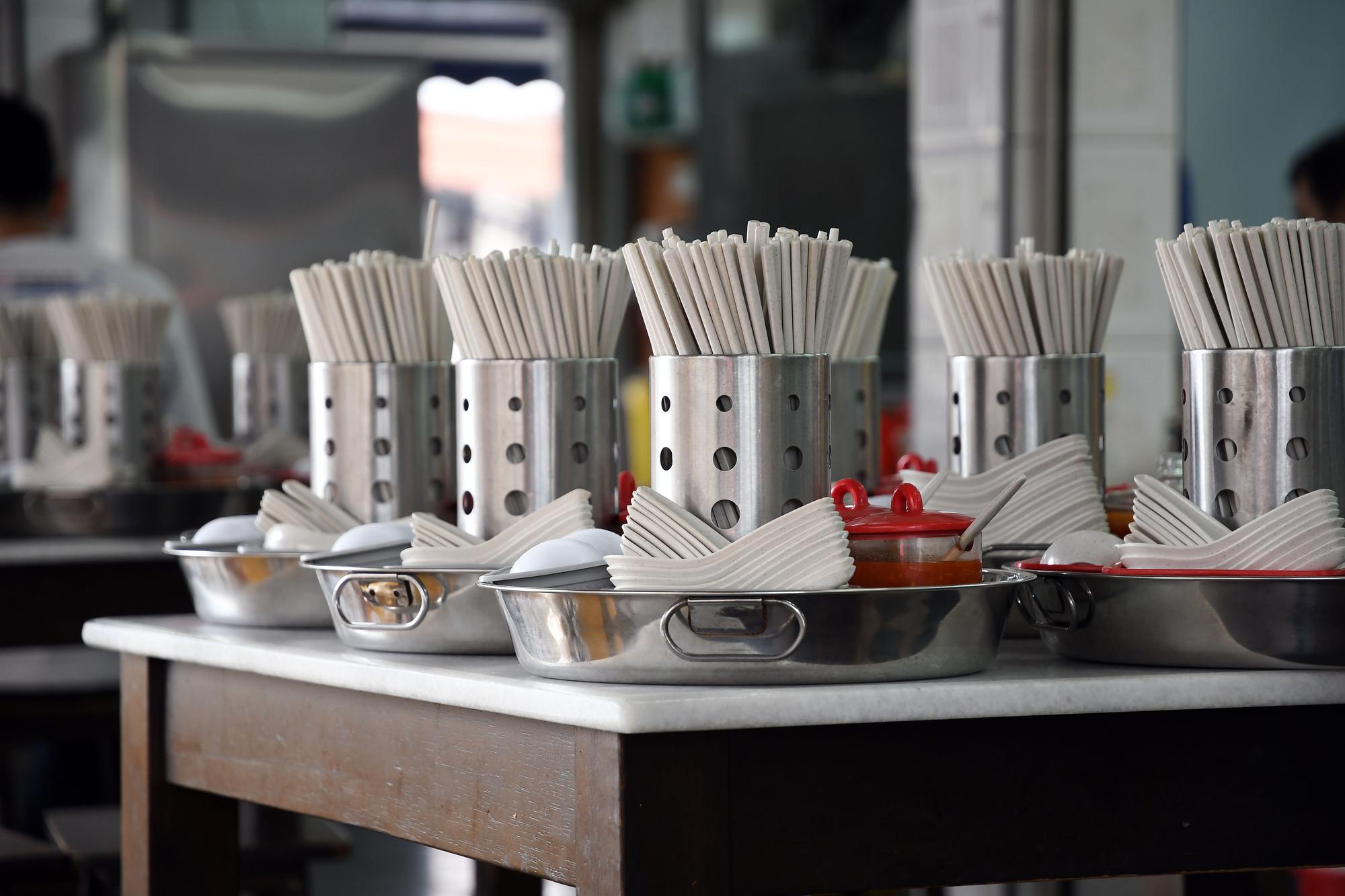Commercial kitchen prepping trays